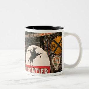 USA, Arizona, Sedona: Antike Werbungs-Zeichen Zweifarbige Tasse