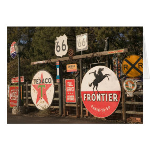 USA, Arizona, Sedona: Antiquitäten-Werbeplakate