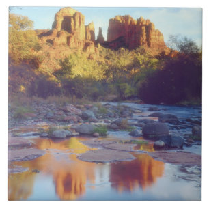 USA, Arizona, Sedona. Cathedral Rock reflektierend Fliese