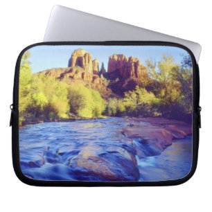 USA, Arizona, Sedona. Cathedral Rock reflektiert 2 Laptopschutzhülle