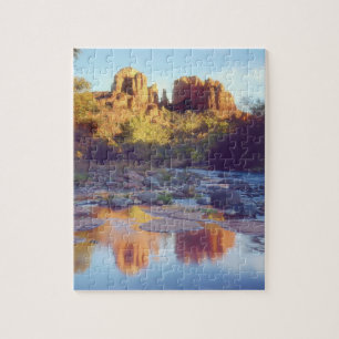USA, Arizona, Sedona. Cathedral Rock spiegelt sich