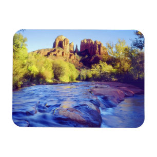 USA, Arizona, Sedona. Cathedral Rock spiegelt sich Magnet