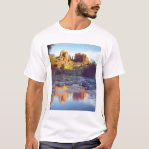 USA, Arizona, Sedona. Cathedral Rock spiegelt sich T-Shirt