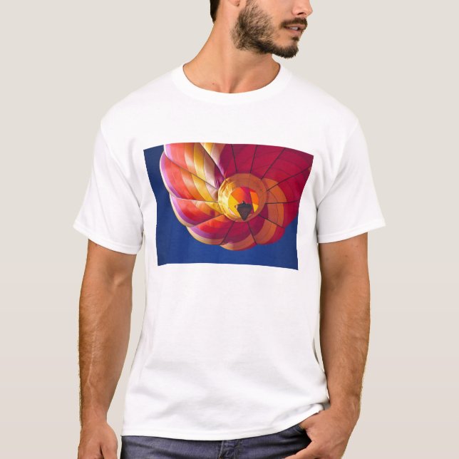 USA, Arizona, Val Vista. Farbenfrohe heiße Luft T-Shirt (Vorderseite)