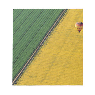 USA, Arizona, Val Vista. Heißluftballons steigen a Notizblock