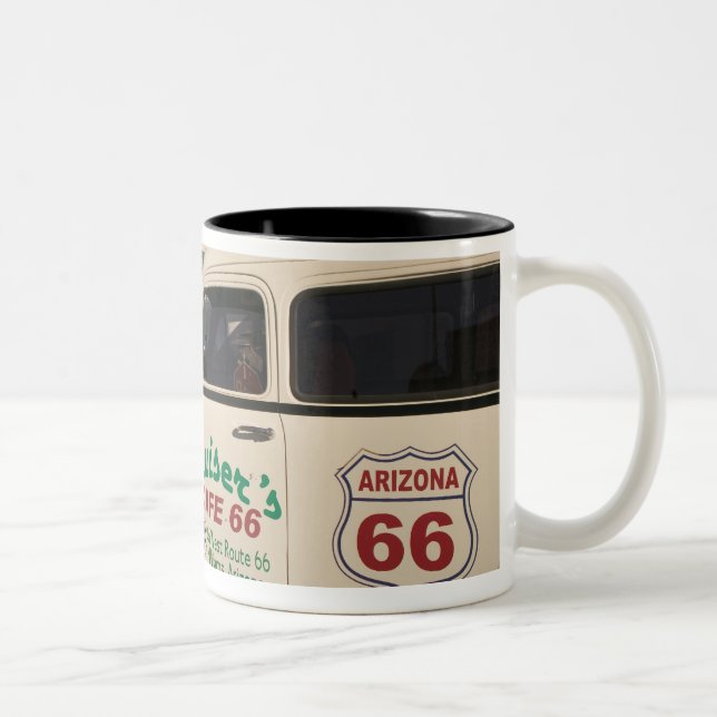 USA, Arizona, Williams: Kreuzer-Café 66 alt Zweifarbige Tasse (Rechts)