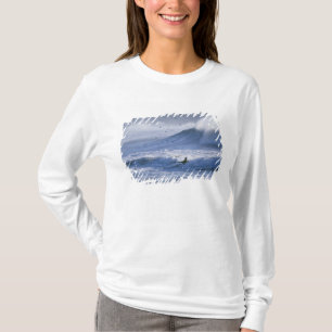 USA, Bundesstaat Washington, La Push. Mann im Kaya T-Shirt