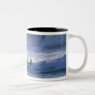 USA, Bundesstaat Washington, La Push. Mann im Kaya Zweifarbige Tasse