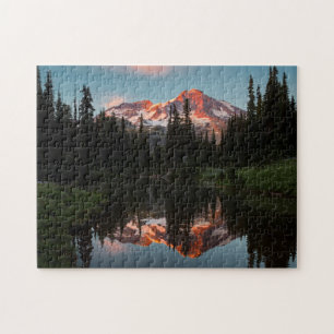 USA, Bundesstaat Washington. Mt. Rainier gespiegel