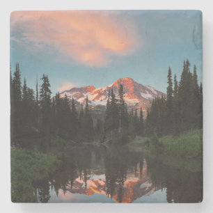 USA, Bundesstaat Washington. Mt. Rainier gespiegel Steinuntersetzer