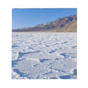 USA, CA, Death Valley NP, Salzformationen bei Notizblock