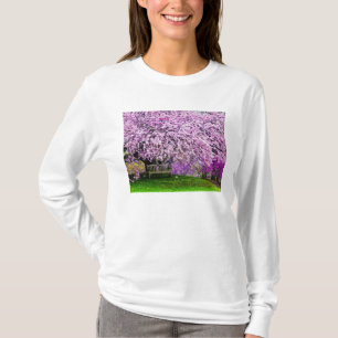 USA, Delaware, Wilmington. Holzbank unter T-Shirt
