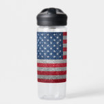 USA Flag Glitzern look Trinkflasche<br><div class="desc">Dieses Design kann in dem Bereich personalisiert werden, der durch das Ändern des Fotos und/oder Textes zur Verfügung gestellt wird. Sie können auch angepasst werden, indem Sie auf Vorlage personalisieren klicken und dann auf die Schaltfläche klicken, um weitere Optionen anzupassen, um die Hintergrundfarbe zu löschen oder zu ändern, Text hinzuzufügen,...</div>