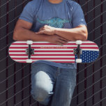 USA Flag Gold Monogram Patriotic American Skater Skateboard<br><div class="desc">Der Amerikaner, US Flagge, Old Glory, Star-Spangled Banner, USA Fahne, Custom, personalisierte, schöne elegante Imitate Gold Drehbuch / Typografie, Name / Monogramm / Initialen, Qualität harte Rock-Ahorn Wettbewerb geformt Skateboard Deck, um Ihren Stolz, Patriotismus, Liebe zu zeigen. Machen Sie ein großartiges patriotisches Geschenk für Geburtstag, Vatertag, Muttertag, Abschluss, Weihnachten, Feiertage,...</div>