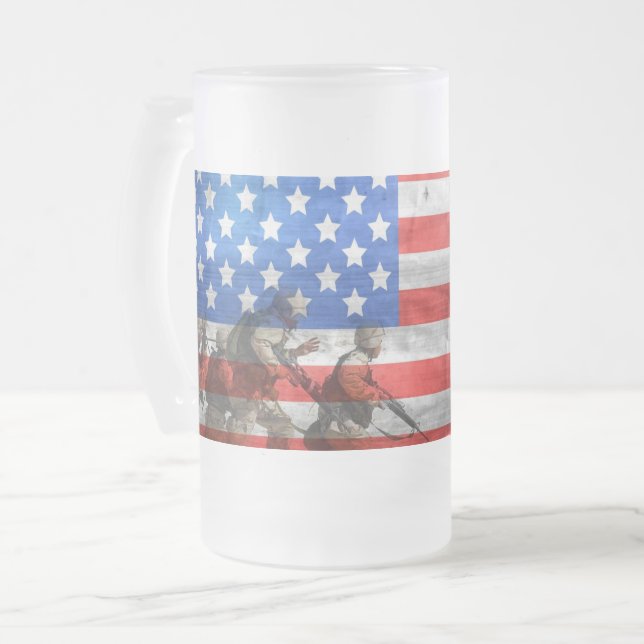 USA-Flagge mit Soldaten und Freiheitsstatue Mattglas Bierglas (Vorderseite Links)