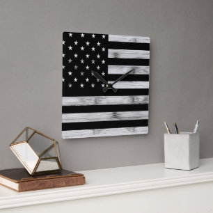 USA-Flagge Rustikales Holz Schwarz Weiß Patriotisc Quadratische Wanduhr
