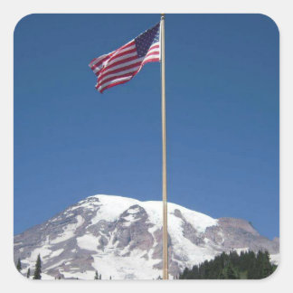 USA-Flagge und majestätischer Berg Rainier Quadratischer Aufkleber