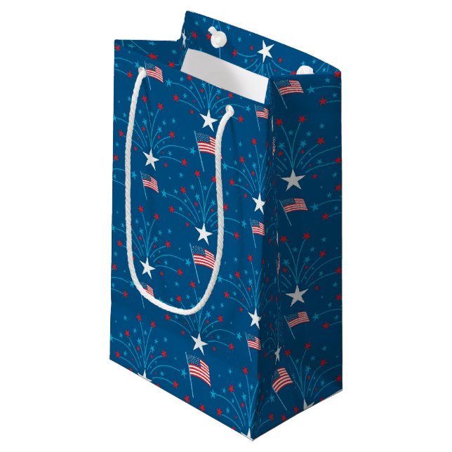 USA-Flaggen und -Feuerwerke Kleine Geschenktüte (Vorderseite Schrägansicht)