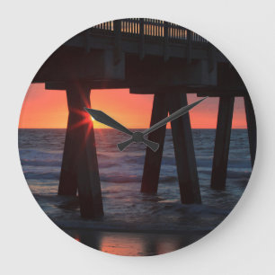 USA, Georgien, Tybee Island, Tybee Pier Große Wanduhr