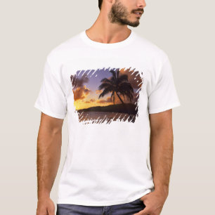 USA, Hawaii, Kauai, Farbiger Sonnenaufgang in eine T-Shirt