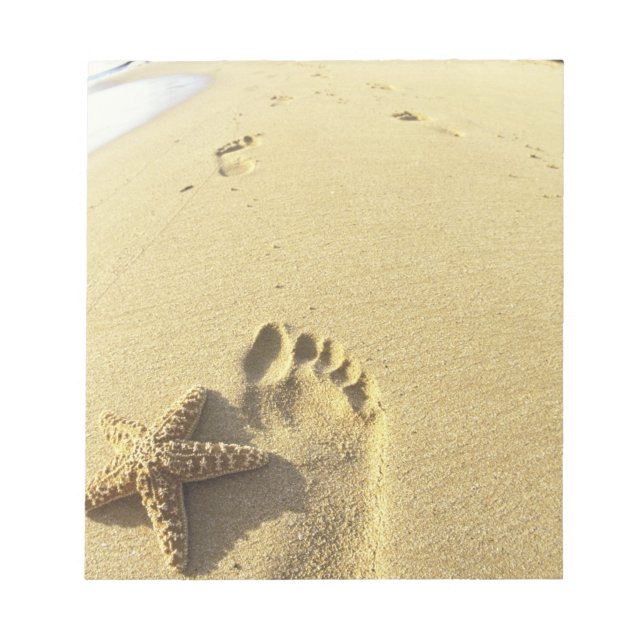 USA, Hawaii, Maui, Makena Beach, Footprint und Notizblock (Vorderseite)