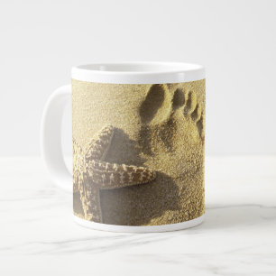 USA, Hawaii, Maui, Makena Beach, Fußabdruck und Jumbo-Tasse