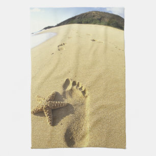 USA, Hawaii, Maui, Makena Beach, Fußabdruck und Küchentuch