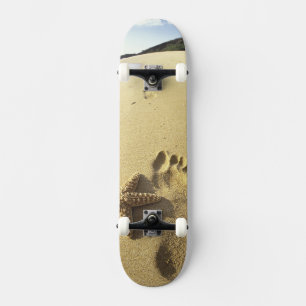 USA, Hawaii, Maui, Makena Beach, Fußabdruck und Skateboard