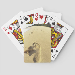 USA, Hawaii, Maui, Makena Beach, Fußabdruck und Spielkarten