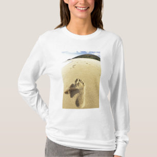 USA, Hawaii, Maui, Makena Beach, Fußabdruck und T-Shirt