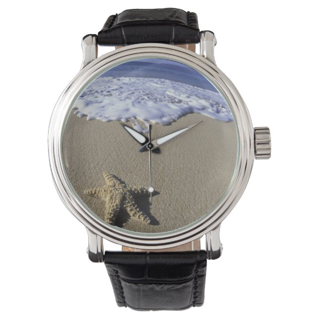 USA, Hawaii, Maui, Makena Beach, Starfish und Armbanduhr (Vorderseite)