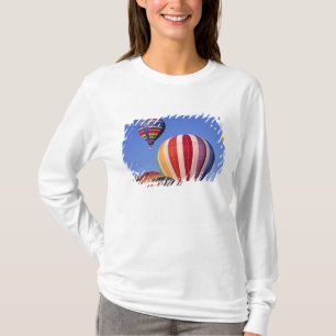 USA, Idaho, Teton Valley. Farbenfrohe heiße Luft T-Shirt