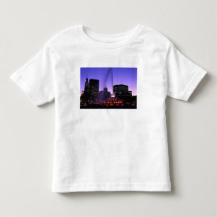 USA, IL, Chicago. Buckingham-Brunnen in Grant Kleinkind T-shirt