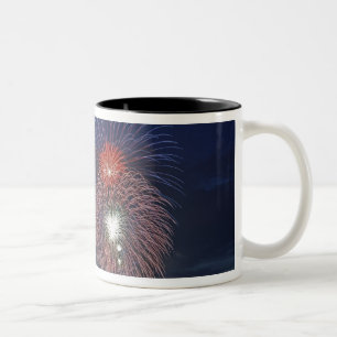USA, Illinois, Chicago, Feuerwerk am Unabhängigkei Zweifarbige Tasse