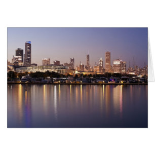 USA, Illinois, Skyline von Chicago bei Dämmerung