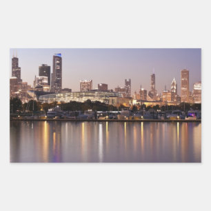 USA, Illinois, Skyline von Chicago bei Dämmerung Rechteckiger Aufkleber