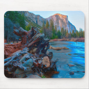USA, Kalifornien. Baumwurzeln im Merced-Fluss Mousepad