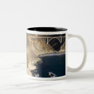 USA. Kalifornien. Big Sur. Bixby Bridge Zweifarbige Tasse