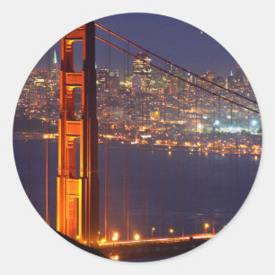 USA, Kalifornien. Golden Gate Bridge bei Nacht Runder Aufkleber