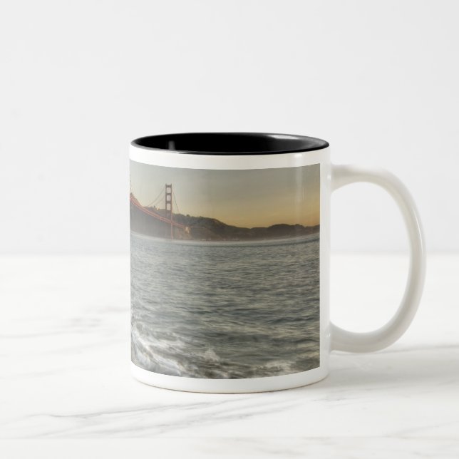 USA, Kalifornien, San Francisco.  Eine Zweifarbige Tasse (Rechts)