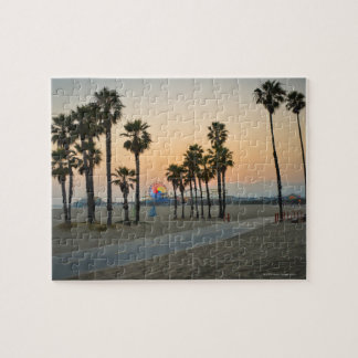 USA, Kalifornien, Santa Monica Pier bei Sonnenunte