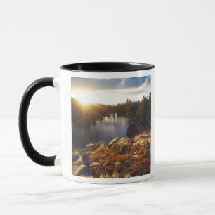 USA, Kalifornien, Sierra Nevada-Gebirge. Sonnenunt Tasse