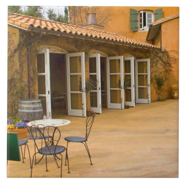 USA, Kalifornien, Sonoma Valley, Patio in Viansa Fliese (Vorderseite)