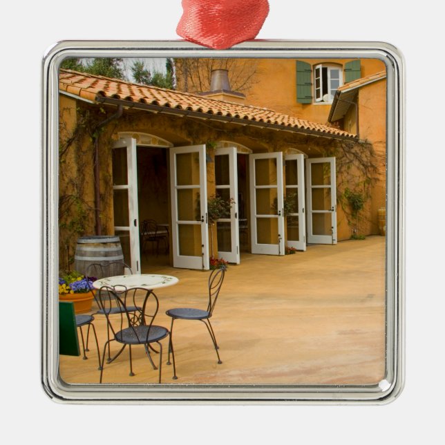 USA, Kalifornien, Sonoma Valley, Patio in Viansa Silbernes Ornament (Vorne)