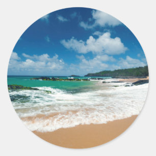 USA, Kauai, Hawaii. Eine Frau schlendert über die  Runder Aufkleber