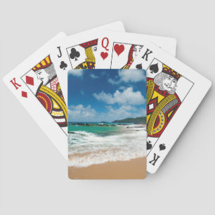USA, Kauai, Hawaii. Eine Frau schlendert über die Spielkarten