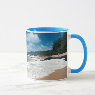 USA, Kauai, Hawaii. Eine Frau schlendert über die Tasse
