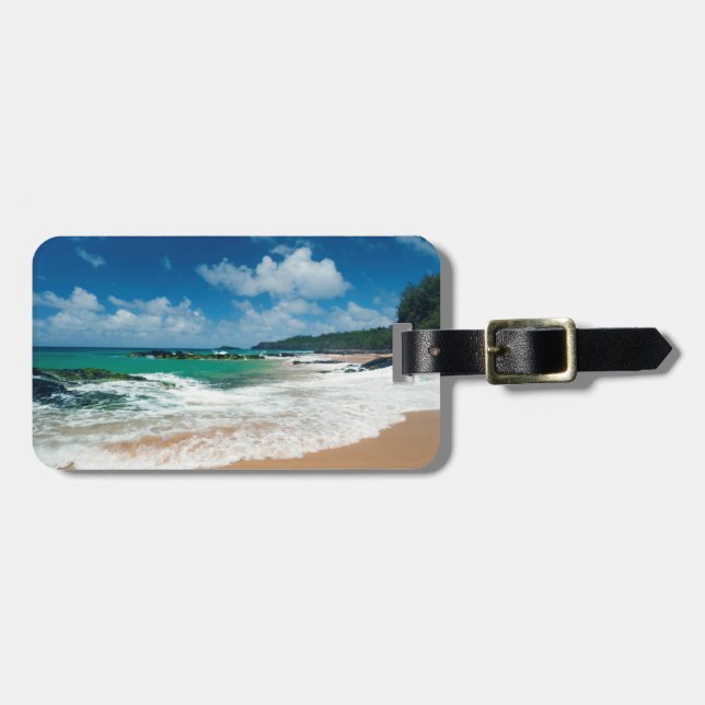 USA, Kauai, Hawaii. Eine Frau streift die Felsen Gepäckanhänger (Vorderseite horizontal)