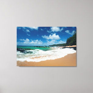 USA, Kauai, Hawaii. Eine Frau streift die Felsen Leinwanddruck