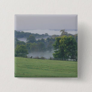 USA, Kentucky. Hügelige Landschaft des Bluegrass Button
